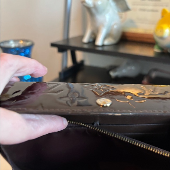 Authentic Louis Vuitton Sarah Wallet – Monogram Vernis Leather Amarante TH4078 - Picture 4 of 5